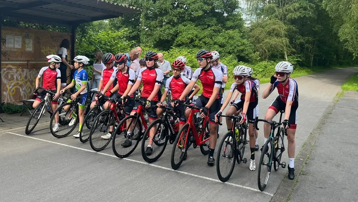 Eine Gruppe jugendlicher Radrennfahrer in Startaufstellung auf der Niere in Dortmund