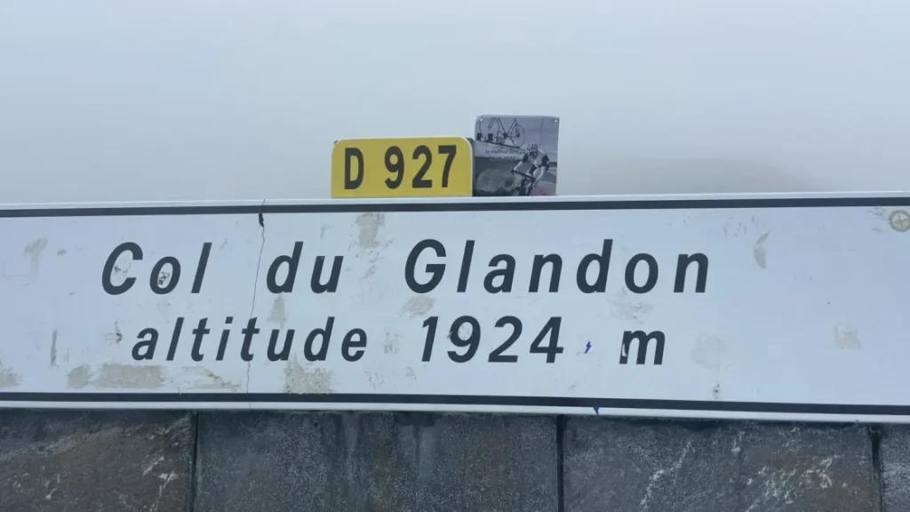 Etappenfahrt - Straßenschild Col du Gladon