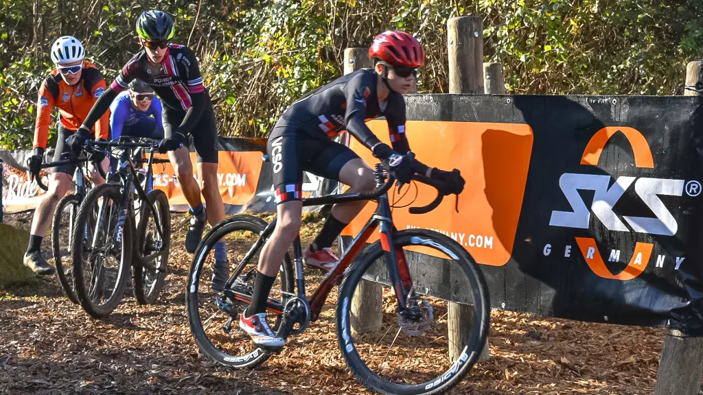 POCO Cyclocross Lünen - Crossbiker vom VC Saint Omer im Gelände