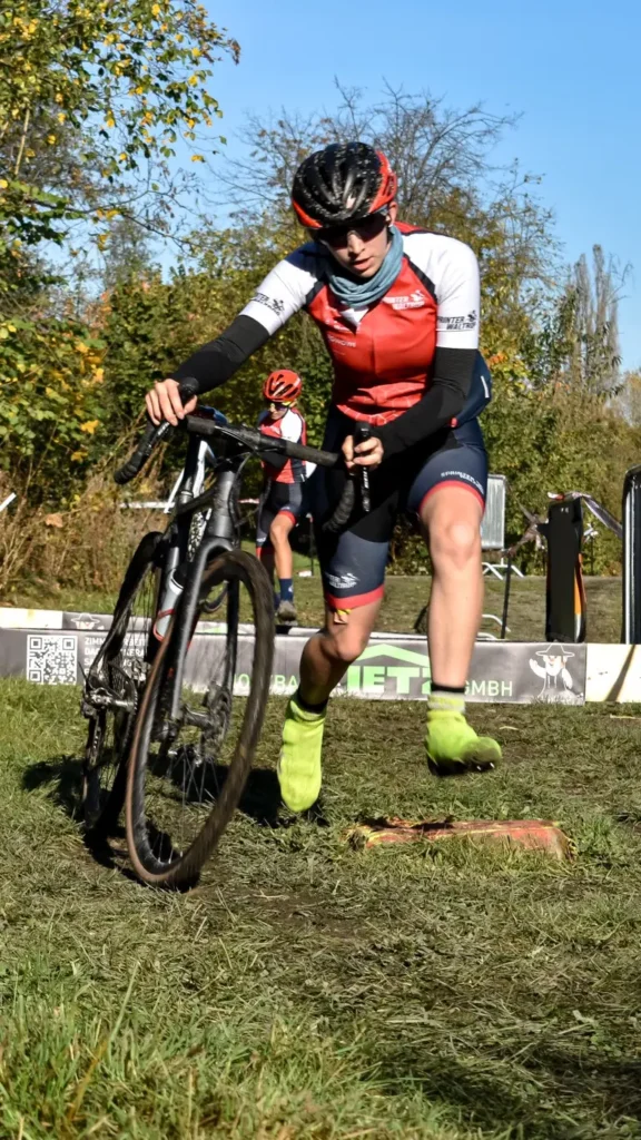 POCO Cyclocross Lünen - Crossbikerin im Gelände zu Fuß